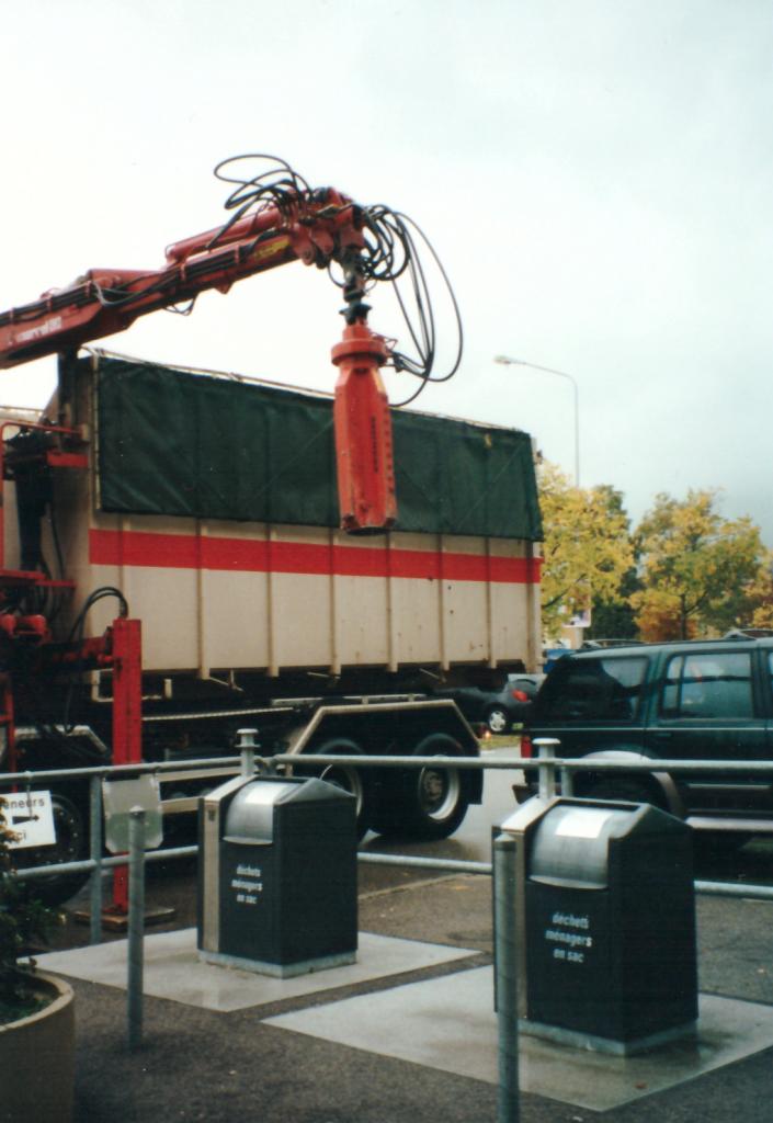 Novembre 2000 : levée de containers enterrés